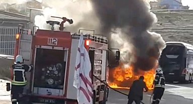 Park halindeki otomobil alev alev yandı