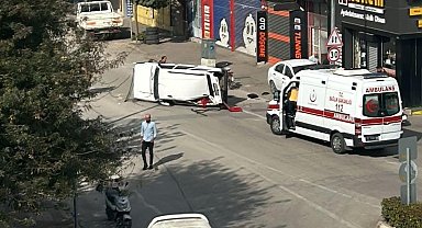 Park halindeki otomobile çarptı: 2 yaralı