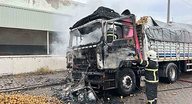 Patates yüklü tırın kupası yanarak küle döndü