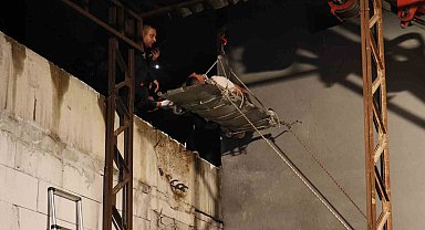 Pencereden apartmanın terasına düştü, itfaiye vinçle kurtardı