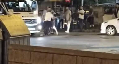 Pendik'te trafikte sopalı yol verme kavgası kamerada