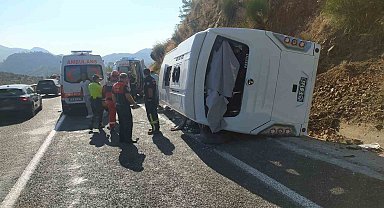 Personel servisi ile otomobil çarpıştı: 4 yaralı