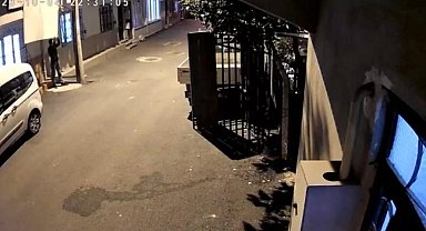 Pes dedirten hırsızlık kamerada...Balkona asılı halıyı böyle çaldı