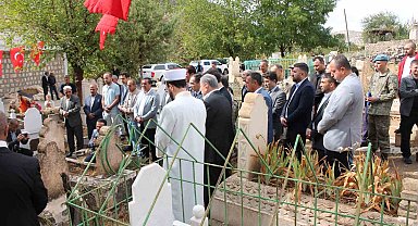 PKK'lı teröristlerin şehit ettiği 26 vatandaş mezarları başında anıldı