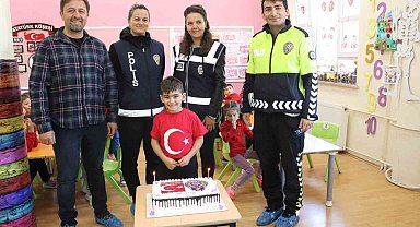 Polis ekiplerinden küçük Poyraz'a pastalı teşekkür