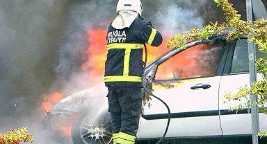 Polis kontrol noktasında araç yangını