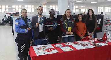 Polis öğrencileri bilgilendirdi