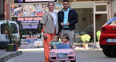 Polisi görünce el kaldıran çocuklar ilgi odağı oldu