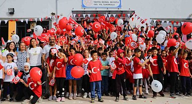 Polisler, çocuklarla Cumhuriyet'in 100. yılını kutladı