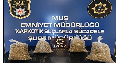 Polisten kaçarken 4 torba uyuşturucuyu kanala attılar