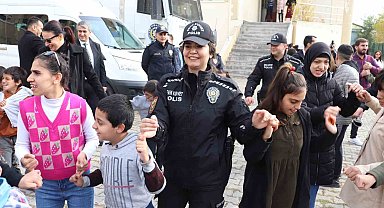 Polisten özel öğrencilere yaş pasta ve halay sürprizi