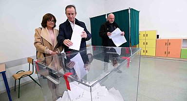 Polonya'da sandık çıkış anketlerine göre seçimlerin galibi iktidardaki Hukuk ve Adalet Partisi