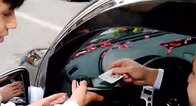 Pos makinesi ile gelin arabasının önünü kesip bahşiş aldı