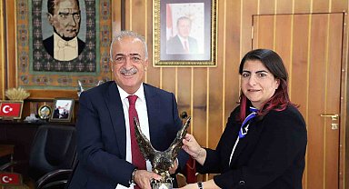 Prof. Dr. Çadırcı, mutluluğunu Rektör Çomaklı ile paylaştı