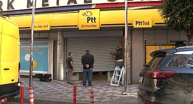 PTT şubesinin kapısı bozuldu, vatandaşlar adeta sürünerek girip çıktı