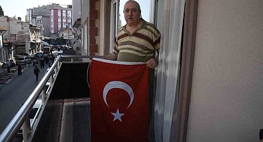 "Bayrak Asan Dayı" 100. yıl için balkonda