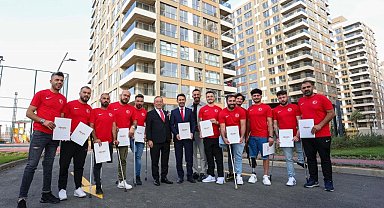 "Dünya Şampiyonu" futbolcular, Çekmeköy'deki yeni evlerini teslim aldı