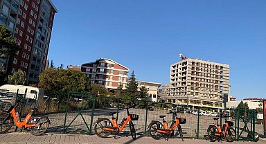 Rastgele bırakılan kiralık bisikletler kaldırımları işgal ediyor