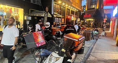 Rastgele park edilen kurye motosikletleri esnafa rahatsızlık verdi