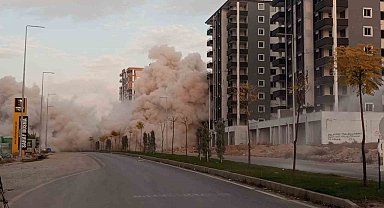 Raylı sistemli olduğu belirtilerek satılan yeni bina depremde hasar görünce patlayıcı ile yıkıldı
