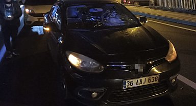 Refüjden karşıya geçen yayaya otomobil çarptı