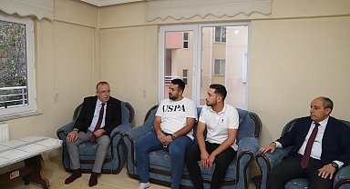 Rektör Turabi'den öğrenci evine çat kapı ziyaret: "Ev tertemiz, bal dök yala"