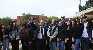 Rektörden öğrenci bilgilendirme stantlarına ziyaret
