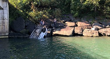 Rize'de araç denize uçtu: 1'i ağır, 2 yaralı