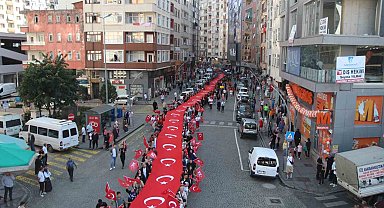 Rize'de Cumhuriyetin 100. Yılında 100 metrelik bayrakla yürüyüş yapıldı