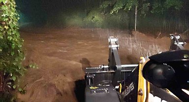Rize'de şiddetli yağışlar etkisini gösterdi: 4 kişilik aile tedbir amaçlı tahliye edildi