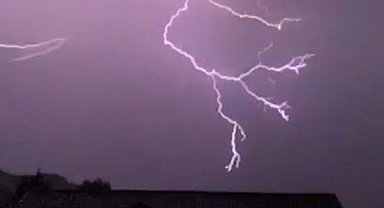 Rize'de şimşekler geceyi aydınlattı