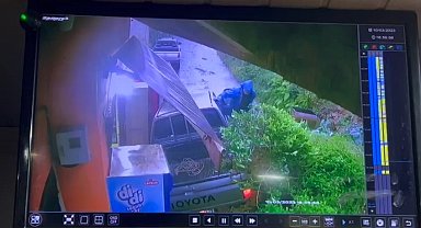 Rize'de toprağın kayarak aracı sürükleme anı güvenlik kamerasına yansıdı