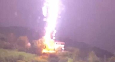 Rize'de yıldırımın düşme anı böyle görüntülendi