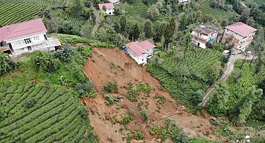 Rize'nin Salarha beldesinde heyelan nedeniyle 2 ev tedbir amacıyla boşaltıldı