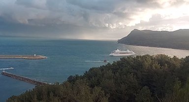 Rus turistleri taşıyan kruvaziyer gemiye Amasra'da fırtına sürprizi