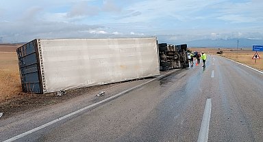 Rusya'ya mobilya taşıyan tır Amasya'da kaza yaptı: 1 yaralı