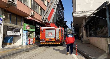 Rüzgardan kırılıp kaldırıma düşen cam kırıkları esnaf ve vatandaşları korkuttu