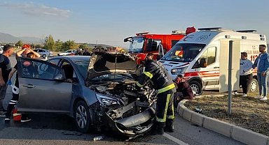 Sabıkalı kavşakta iki araç çarpıştı: 1 ölü, 5 yaralı