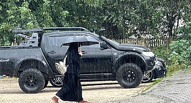 Sağanağa hazırlıksız yakalananlar zor anlar yaşadı