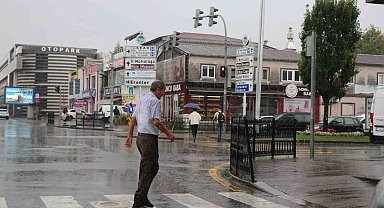 Sağanak hayatı olumsuz etkiledi, hazırlıksız çıkanlar ıslanmaktan kaçamadı