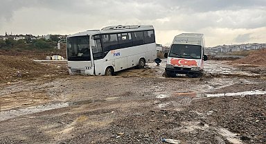 Sağanak yağış nedeniyle yol çöktü