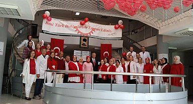 Sağlık çalışanları Aile Sağlık Merkezi'ni kırmızı beyaza bürüdü