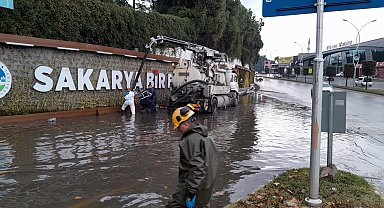 Sakarya Büyükşehir belediyesi yağış mesaisini aralıksız sürdürüyor