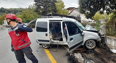 Sakarya'da hafif ticari araç bahçe duvarına çarptı: 2 yaralı