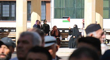 Saldırıda hayatını kaybeden Filistinliler için gıyabi cenaze namazı kılındı