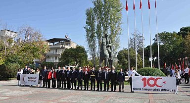 Salihli'de Cumhuriyet'in 100. yılı çelenk sunumuyla başladı