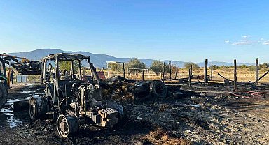 Samanlık yangınında traktör ve saman balyaları küle döndü, 2 hayvan telef oldu