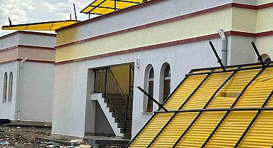 Samsat'ta fırtına ağaçları devirip çatıları uçurdu