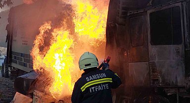 Samsun'da 21 ton PVC hammaddesi yüklü tır alev alev yandı