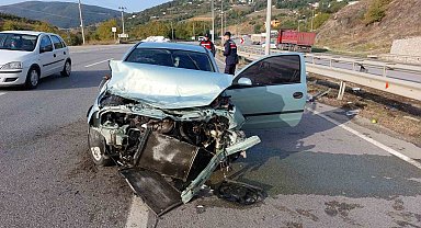 Samsun'da bariyerlere çarpan otomobil hurdaya döndü